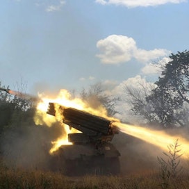 Sodan alkuvaiheessa Ukraina joutui turvautumaan tällaisiin neuvostovalmisteisiin BM-21 Grad -raketinheittimiin torjuessaan Venäjän hyökkäystä. Yhdysvaltain hiljattain toimittamat tarkat Himars-raketinheitinjärjestelmät ovat olleet merkittävä vahvistus Ukrainalle. 