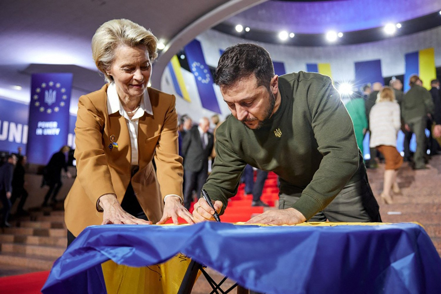 EU-komission puheenjohtaja Ursula von der Leyen (vas.) on pyrkinyt tasoittamaan presidentti Volodymyr Zelenskyin johtaman Ukrainan tietä EU:n jäseneksi. EU:n ja Ukrainan huippukokous järjestettiin helmikuun alussa Kiovassa.