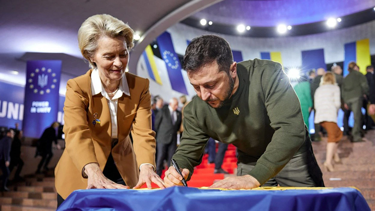 EU-komission puheenjohtaja Ursula von der Leyen (vas.) on pyrkinyt tasoittamaan presidentti Volodymyr Zelenskyin johtaman Ukrainan tietä EU:n jäseneksi. EU:n ja Ukrainan huippukokous järjestettiin helmikuun alussa Kiovassa.