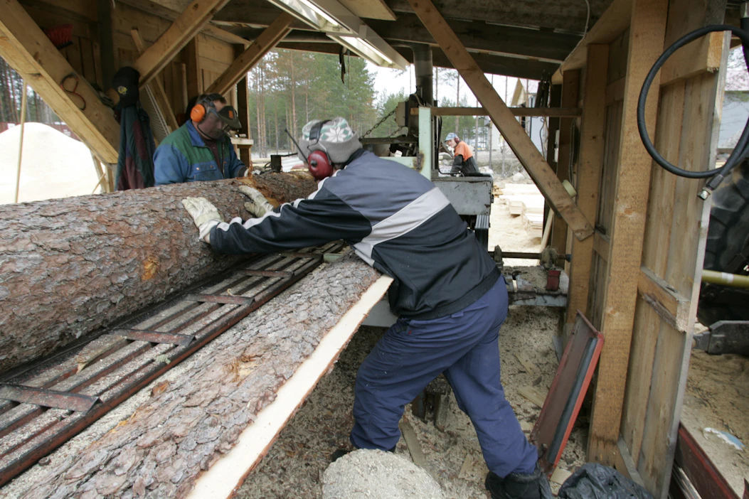 Maahanmuuttaja ei pidä sulkea omaan lokeroonsa, vaan heidät tulee ottaa mukaan osaksi yhteisöä, sisämininsteri Krista Mikkonen kirjoittaa kolumnissaan.