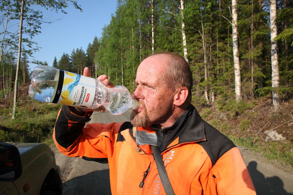 Kuumina päivinä aamun varhaiset tunnit ovat parasta istutusaikaa. Välillä tankataan taimivakkaa, välillä vakan kantajaa.