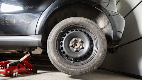 Keväällä tienpinnat ovat talven jäljiltä karkeita, mikä nopeuttaa renkaiden kulumista, muistuttaa vakuutusyhtiö Pohjantähti.