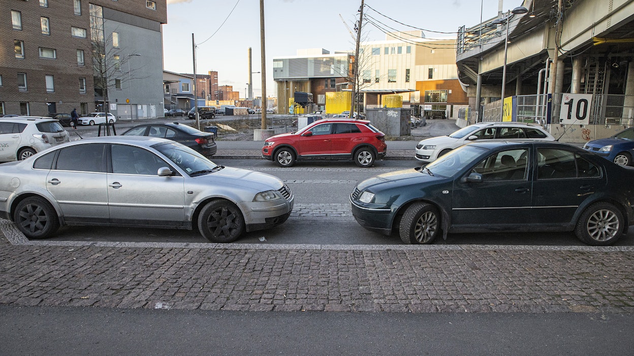 Katupysäköinti maksaa tavallisesti kaupungeissa.Työhön liittyvät pysäköinnit voi yleensä laskuttaa työnantajalta.