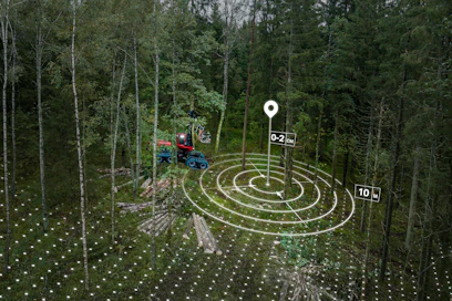 Uusi Maxifleet Precision -paikannusjärjestelmä mahdollistaa paikannuksen sen kohdan mukaan, missä harvesterin hakkuupää sijaitsee. Sen ansiosta hakkuupään rajalinjojen ylittämiset aiheuttavat välittömän hälytyksen.