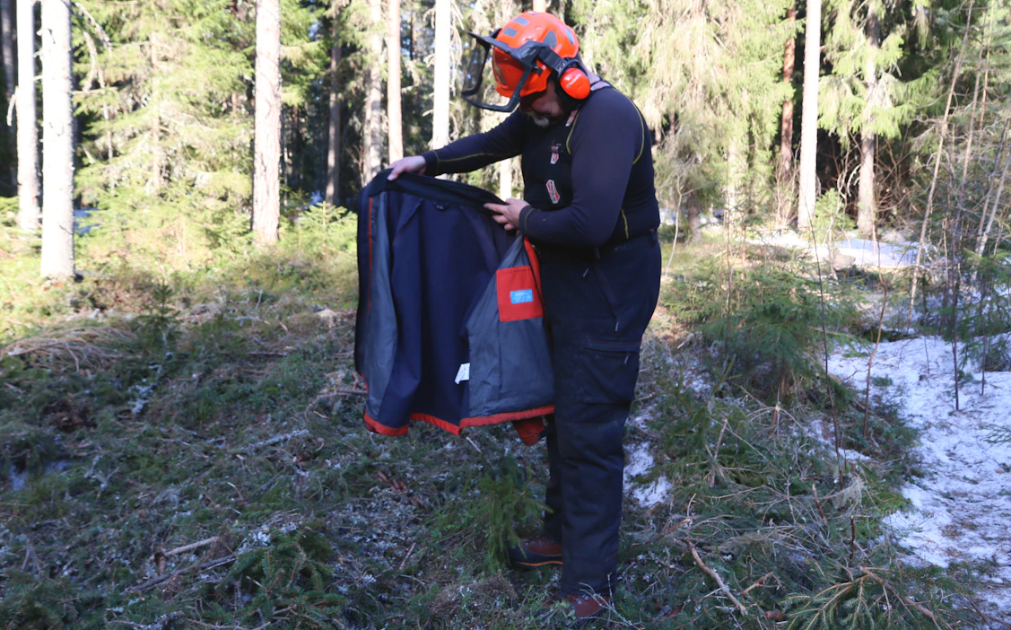 Softshell-kankaasta valmistettu työtakki on tuulta ja ainakin tihkusadetta pitävä. Takissa ei ole ilmastointiaukkoja. Housuissa reisitaskut työkaluille.