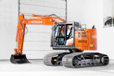 Hitachi on nyt päivittänyt myös metsäalustaiset kaivukoneet seiskasarjaan. Konehuoneesta löytyy Toyotan 1KDE-moottori, joita on ollut jo vajaan kahden vuoden ajan Suomeen tuotavissa Hitacheissa.