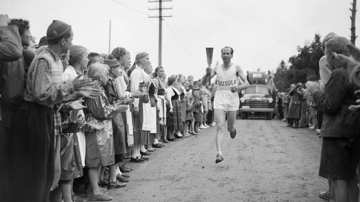 Helsingin kesäkisojen 1952 olympiasoihtu kulki Suomen halki pari viikkoa. Soihtuviestiä varten tehdyistä soihduista osa on Urheilun ja liikunnan kulttuurikeskus Tahdon kokoelmissa. Lehtikuva.