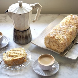 Kääretorttu pitää sisällään herkullisen rahkatäytteen.