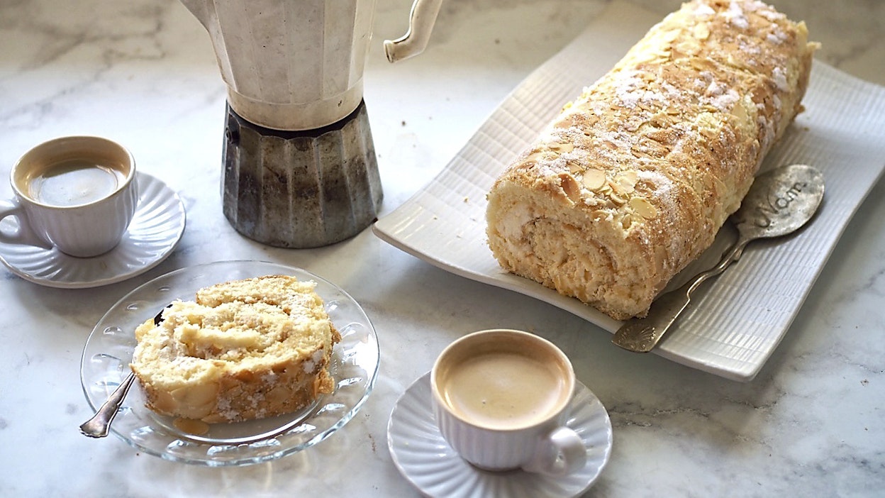 Kääretorttu pitää sisällään herkullisen rahkatäytteen.