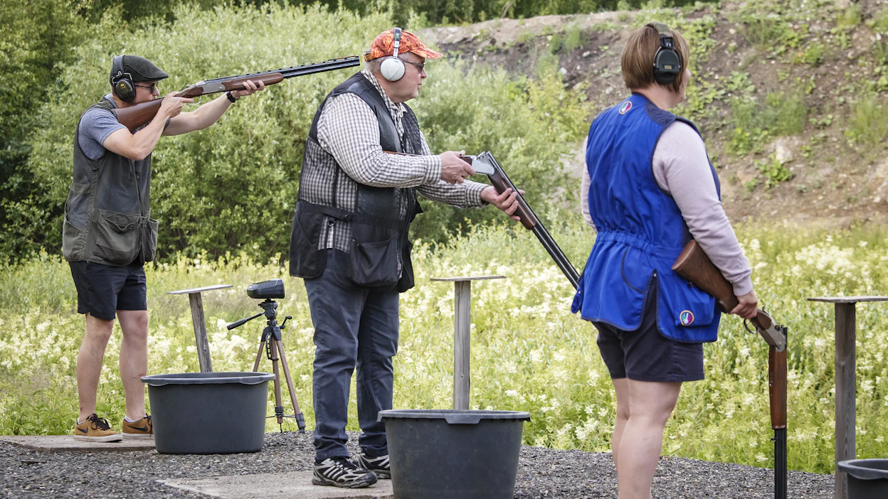 Jotta aseita työkseen tai harrastuksensa vuoksi käsittelevillä on mahdollisuus harjoitella aseenkäyttöä turvallisissa oloissa, ampumarataverkoston laajuus pitää Suomessa turvata, kirjoittaja toteaa. Kuvituskuva.