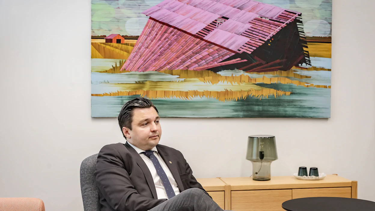 Eurooppaministeri Joakim Strand (r.) kehottaa katsomaan EU:lta tulevan rahoituksen kokonaistasoa, sillä Suomi on unionissa nettomaksaja.