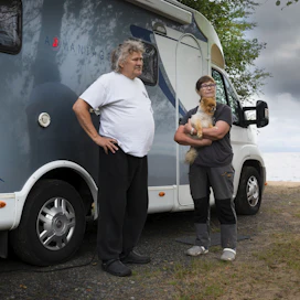 Harri Laisi ja Marjatta Salo vierailivat koiransa Napin kanssa Lomakylä Kultahiekoilla. Laisi kertoo, että erityisesti käyttövoimaveron nousu noin 600 eurosta 1 400 euroon on kirpaissut.