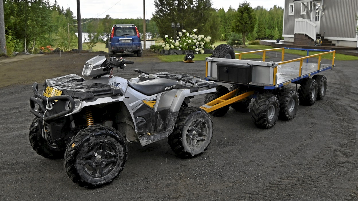 Kahdeksanpyöräinen perävaunu mönkijän perässä on pitkä.