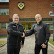 Vieremä voitti Suomen Yrittäjien Kuntabarometrin pienten kuntien luokan. Vasemmalla vieremäläisyrittäjä Arto Heiskanen ja oikealla kunnanjohtaja Mika Suomalainen.