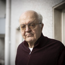 Jari Sinkkonen on toiminut syksystä lähtien vapaaehtoisena kouluvaarina.