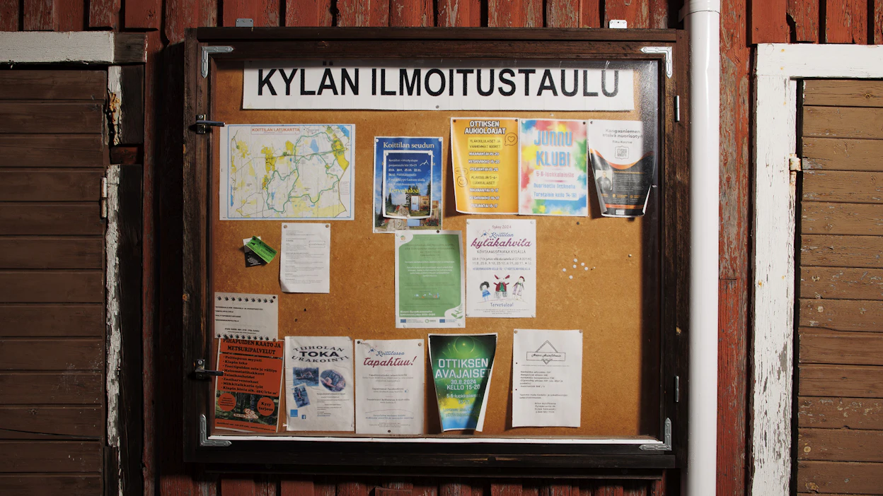 Ilmoitustaulut ovat tärkeitä viestintäkanavia paikallisille kylän tapahtumista.