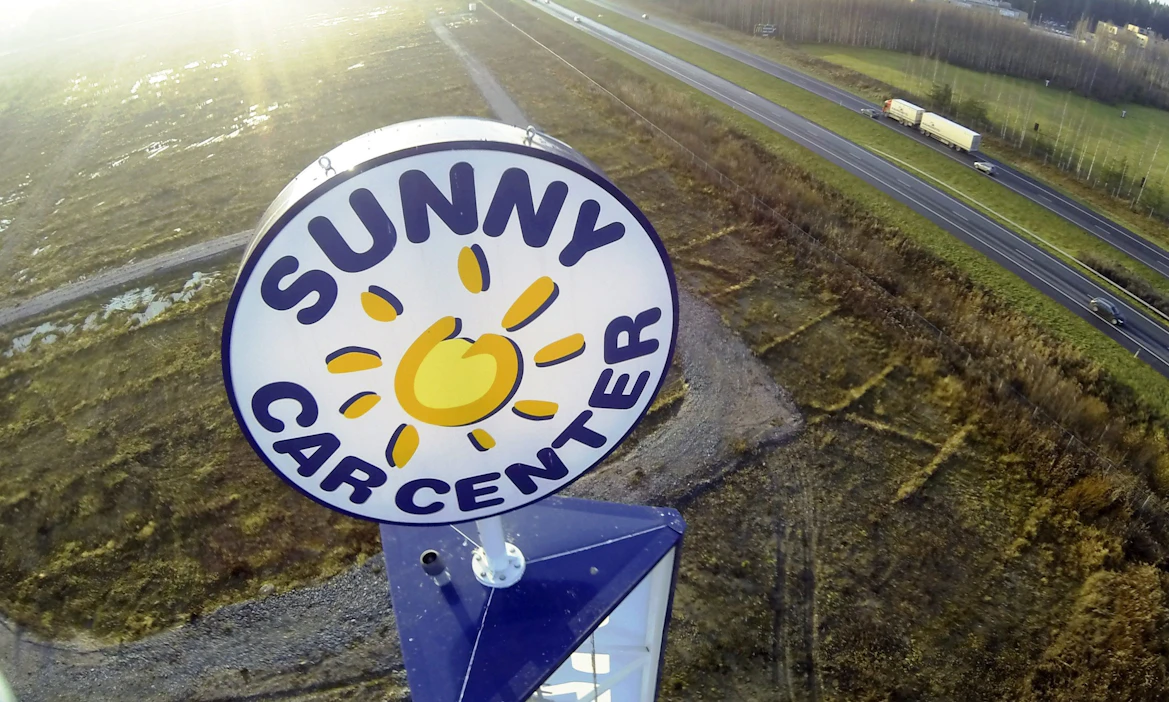 Sunny Car Center -autotalohanketta markkinoitiin 2010-luvun alussa Euroopan suurimpana autokauppakeskittymänä. LEHTIKUVA / Jussi Nukari.