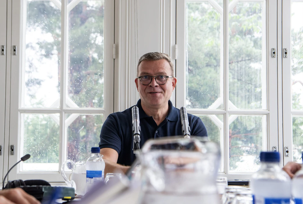 Pääministeri Petteri Orpo (kok.) totesi pääministerin haastattelutunnilla Ylellä, että Suomessa saa olla hallituksen kanssa eri mieltä. LEHTIKUVA / Kimmo Penttinen.