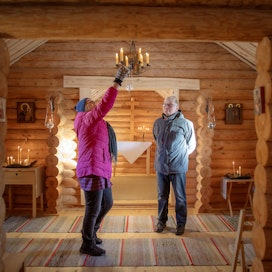 Briitta ja Heikki Timperi ovat miettineet tarkoin Lohon kylätsasounan yksityiskohdat. Tsasounan keskiosa eli kirkkosali on koristeltu ikoneilla, lampukoilla, kynttiläkattokruunulla sekä tuohuskynttilöillä.