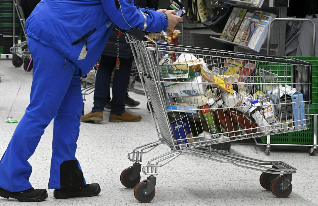 Yhdenmukaistetun kuluttajahintaindeksin mukainen inflaatio oli Suomessa helmikuussa 7,9 prosenttia eli sama kuin tammikuussa. LEHTIKUVA / HEIKKI SAUKKOMAA.
