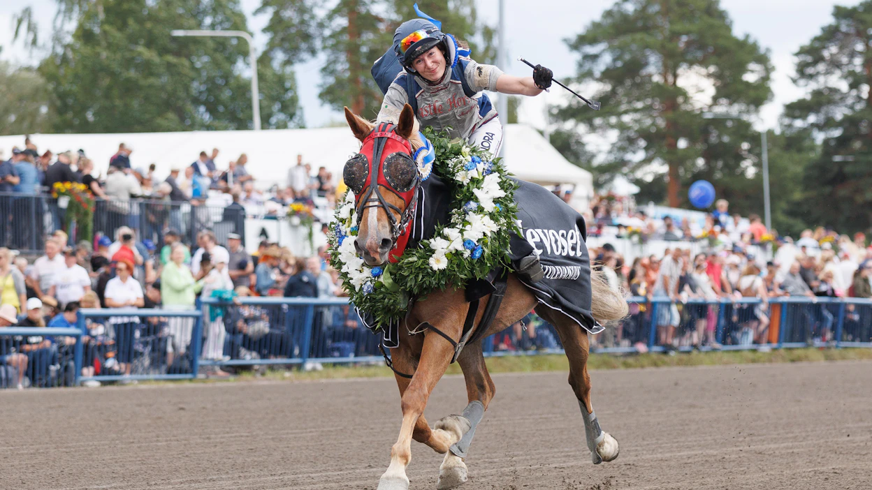 Runoneito on voittanut raviratsastuksen Suomen mestaruuden kahdesti. Kuva Kouvolasta vuodelta 2023, jolloin ratsailla oli Maija Fors.