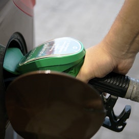 Etanolia sisältävän bensiinin käyttö vähentää henkilöautojen päästöjä.