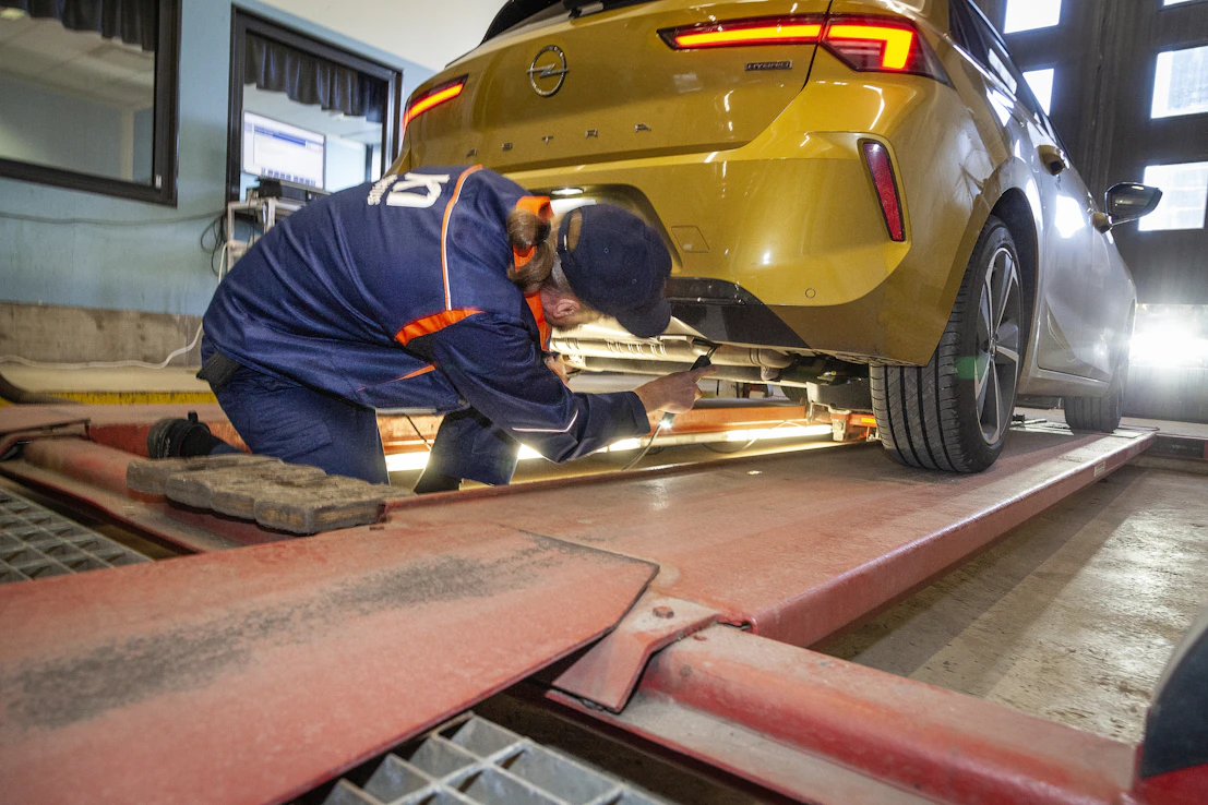 Kuvassa Opel Astraa muutoskatsastetaan etanolipäivityksen jälkeen.