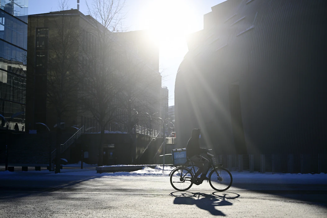 Ruoankuljetuspalvelu Foodora kertoi hiljan lopettavansa toimintansa Suomessa. Yritys jäi Suomessa pahasti alakynteen Woltin vallattua leijonanosan markkinoista. ANTTI AIMO-KOIVISTO / LEHTIKUVA.