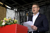Oppositiopuolue SDP:n puheenjohtajan Antti Lindtman piti puheensa Helsingissä Kansalaistorilla työväen vappujuhlassa vapunpäivänä. LEHTIKUVA / Vesa Moilanen. 