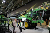 John Deere 340M on uusi ajettava kasvinsuojeluruisku, joka on saatavilla 3 tai 4 kuution säiliöllä ja teräs- tai rosteripuomilla. Ruisku perustuu muutoin JD:n omistaman italialaisen Masottin tekniikkaan, mutta moottori ja ohjaamo ovat John Deeren omaa käsialaa.