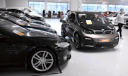 Käytettyinä autoverotetuista yli 41 prosenttia oli lataushybridejä. Sähköautojen osuus oli vajaat 35 prosenttia. Kuvituskuvassa myytävänä olevia käytettyjä sähköautoja. LEHTIKUVA / Jussi Nukari. 