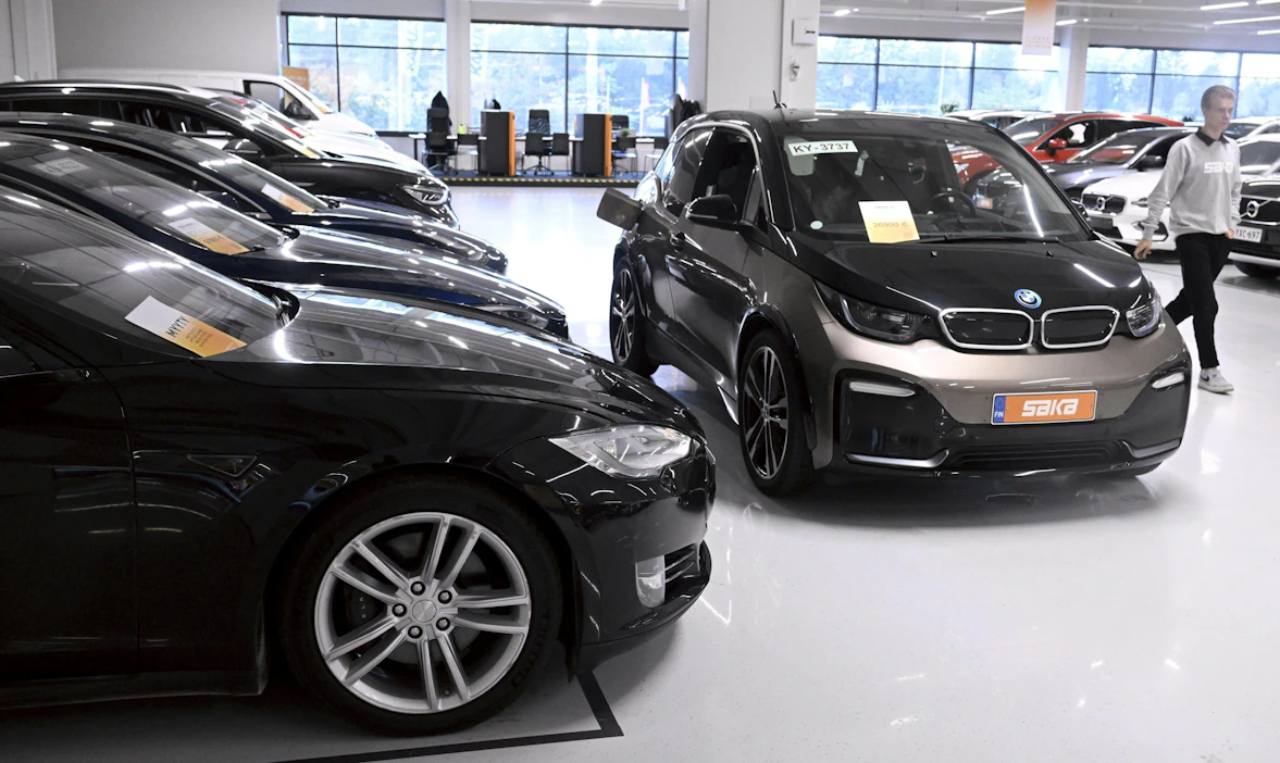 Käytettyinä autoverotetuista yli 41 prosenttia oli lataushybridejä. Sähköautojen osuus oli vajaat 35 prosenttia. Kuvituskuvassa myytävänä olevia käytettyjä sähköautoja. LEHTIKUVA / Jussi Nukari.