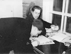 Unto Savilahti kuittaa kirjaan saaneensa palkkansa metsä­teknikko Kalle Törmältä Pirkanmaalla Kurun hoitoalueen Kalattoman kämpällä helmikuussa 1956.