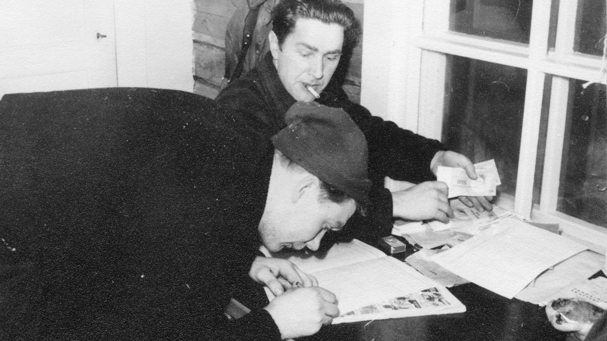 Unto Savilahti kuittaa kirjaan saaneensa palkkansa metsäteknikko Kalle Törmältä Pirkanmaalla Kurun hoitoalueen Kalattoman kämpällä helmikuussa 1956.