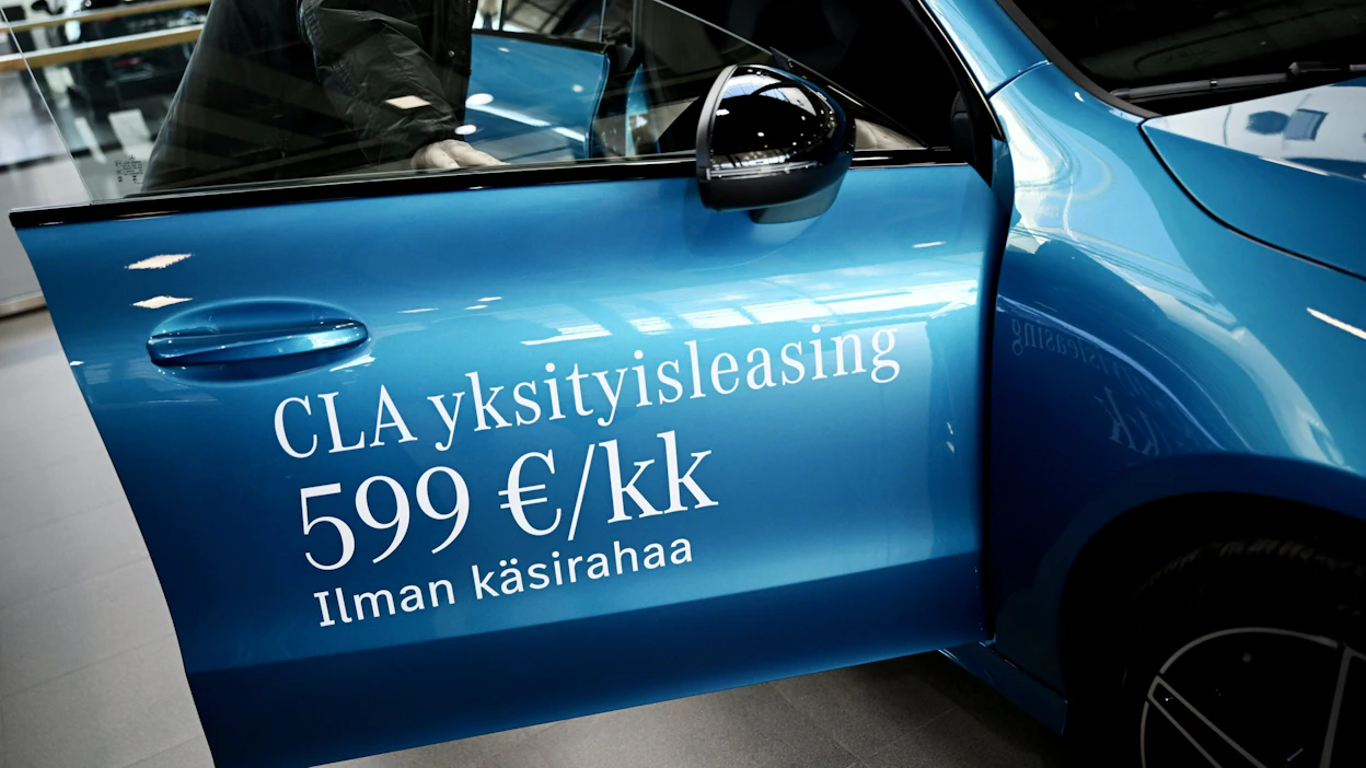 Leasing tarkoittaa sitä, että auto vuokrataan käyttöön tietyksi ajaksi ja tietyllä kuukausimaksulla.