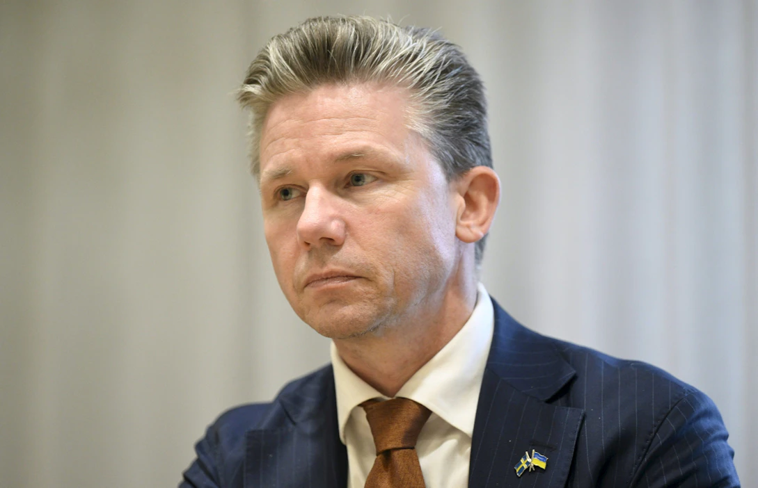 Ruotsin puolustusministeri Pål Jonson sanoo, että koneet parantavat Ukrainan puolustuskykyä sekä ilma- että merikohteita vastaan sekä kykyä tunnistaa pitkän kantaman kohteita. LEHTIKUVA / Vesa Moilanen.