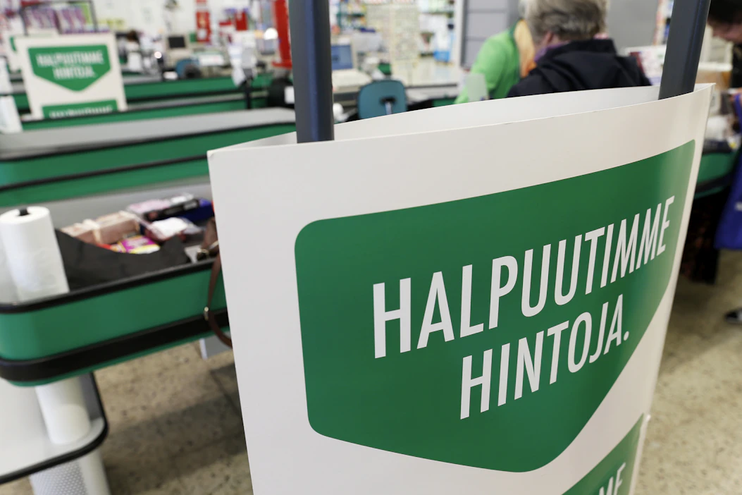 Kauppa hallitsee ruokamarkkinoita, ja viljelijöiden saama osuus ruoan hinnasta on ollut pitkään laskusuuntainen, todetaan Irene Kuhmosen väitöskirjassa. Matalat hinnat ovat käytännössä jokaisen kauppaketjun tärkein mainostapa.