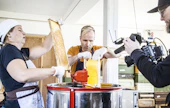 Ylen toimittaja Mikko Kekäläinen tutusti kiertueellaan muun muassa Häme Highland Honeyn hunajatilaan mehiläistarhaaja Elisa Ahtosaaren opastamana. Suoraa lähetystä kuvasi Mikko Kilpinen.