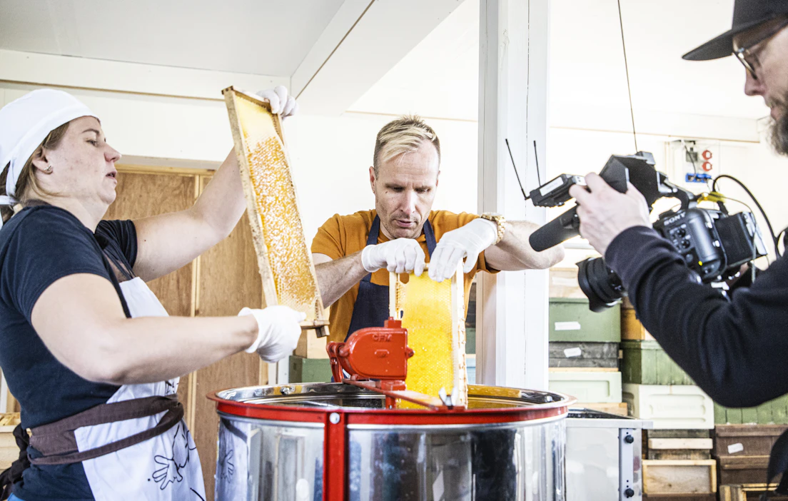 Ylen toimittaja Mikko Kekäläinen tutusti kiertueellaan muun muassa Häme Highland Honeyn hunajatilaan mehiläistarhaaja Elisa Ahtosaaren opastamana. Suoraa lähetystä kuvasi Mikko Kilpinen.