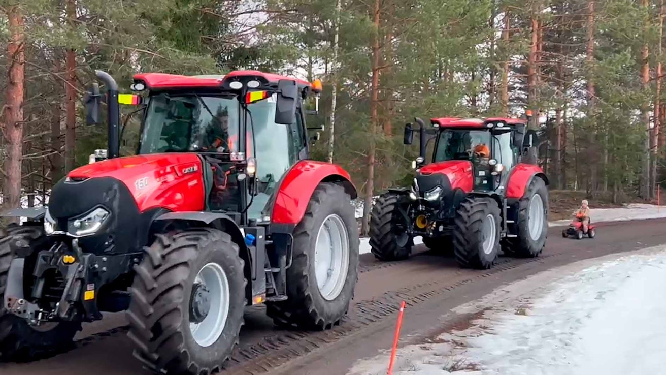 Evald Kuokka osallistui polkutraktorillaan Suikin kylän traktorimarssiin.