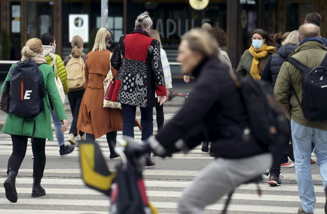 Tutkimuksen mukaan yli puolet suomalaisista arvioi, että Suomen väestön ikääntyminen ja uhkaava vähentyminen edellyttävät ulkomaalaisten Suomeen muuton helpottamista. LEHTIKUVA / Vesa Moilanen.