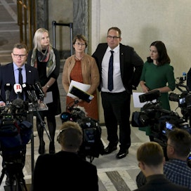 Hallitus joutuu nyt vastamaamaan oppositiopuolueiden esittämään välikysymykseen  väkivallan ja jengirikollisuuden lisääntyneestä uhasta Suomessa. Kuvassa puolueet kertovat yhteisestä välikysymyksestä Euroopan komission asetusehdotuksesta luonnon ennallistamisesta.