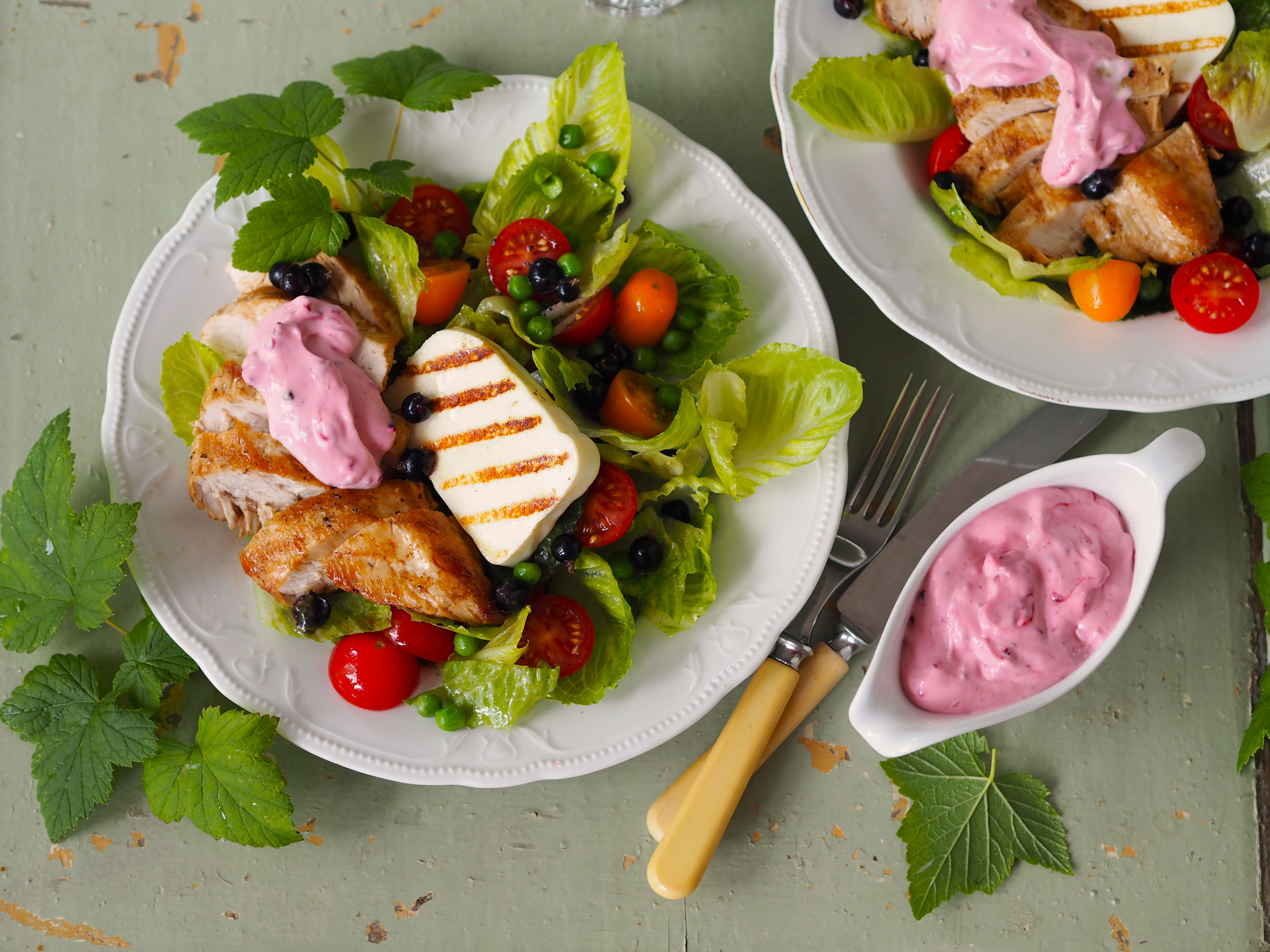 Mustaherukoita broileri-juustosalaattiin? Ehdottomasti kokeilemisen arvoista.