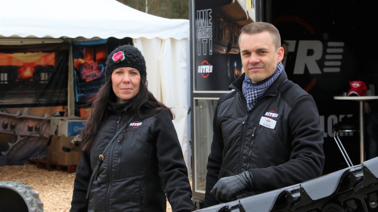 ITR Häggblom Oy:n myyntijohtaja Mari Huuki ja toimitusjohtaja Markus Jansson Maxpo-näyttelyssä Hyvinkäällä.