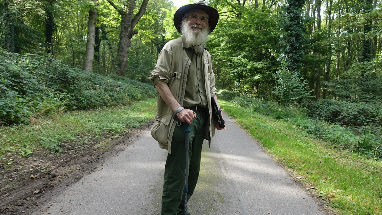 Opas, biologi ja tohtori <strong id="strong-bee570794096ff108bba94dad91376d1">Keith Kirby</strong>, 71, johdattaa toimittajan maailman tutkituimpiin metsäalueisiin lukeutuvan Wytham Woodsin lehtoihin.