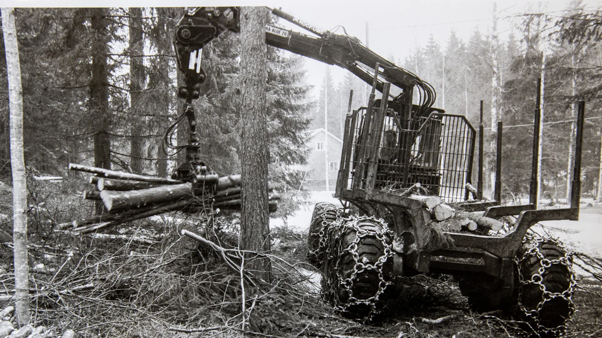 Ahti Jauhiainen vastasi MTK:n säätiön puukaupoista. Joskus hän hyppäsi itsekin metsätraktorin ohjaimiin, koska on aina tykännyt traktoritöistä.