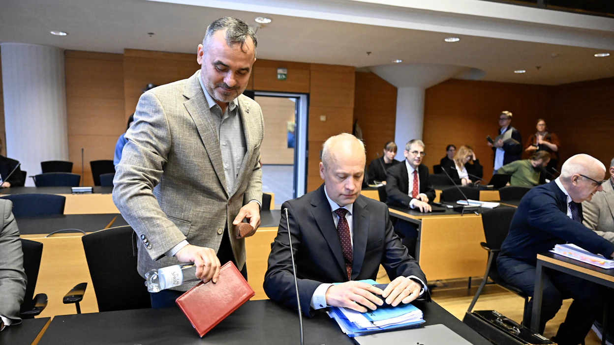 Fitburg-rahtialuksen kapteeni Andrei Maksimenko (vas.) ja asianajaja Olli Etelämäki Helsingin käräjäoikeudessa tiistaina. RONI REKOMAA / LEHTIKUVA.