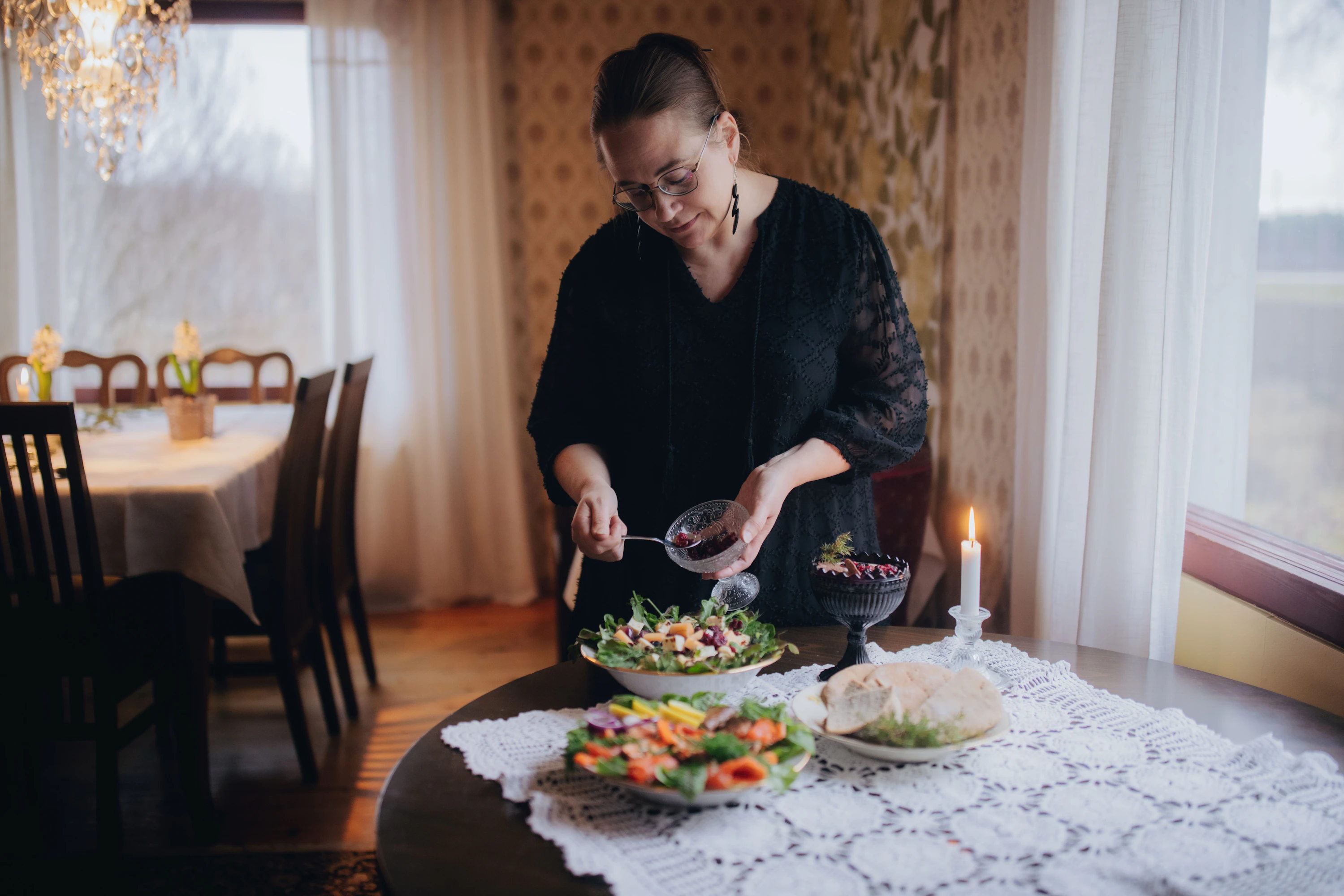 Ruokaisat salaatit ovat osa Mummulan joulupöytää. Kaisu Anttosen resepteissä maistuvat kainuulaiset ruokaperinteet.