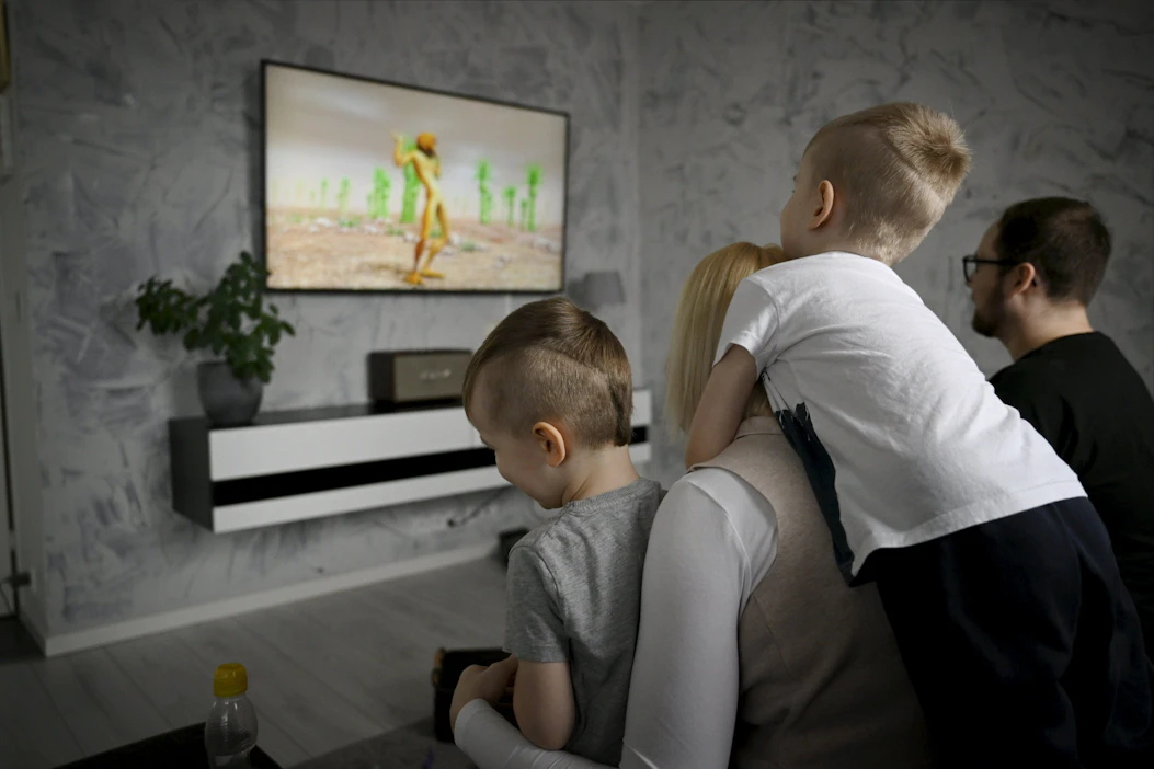 Tilastokeskuksen mukaan näyttöruutujen äärellä vietetty aika kasvoi koronakriisin aikaan ennätystasolle. LEHTIKUVA / Antti Aimo-Koivisto.