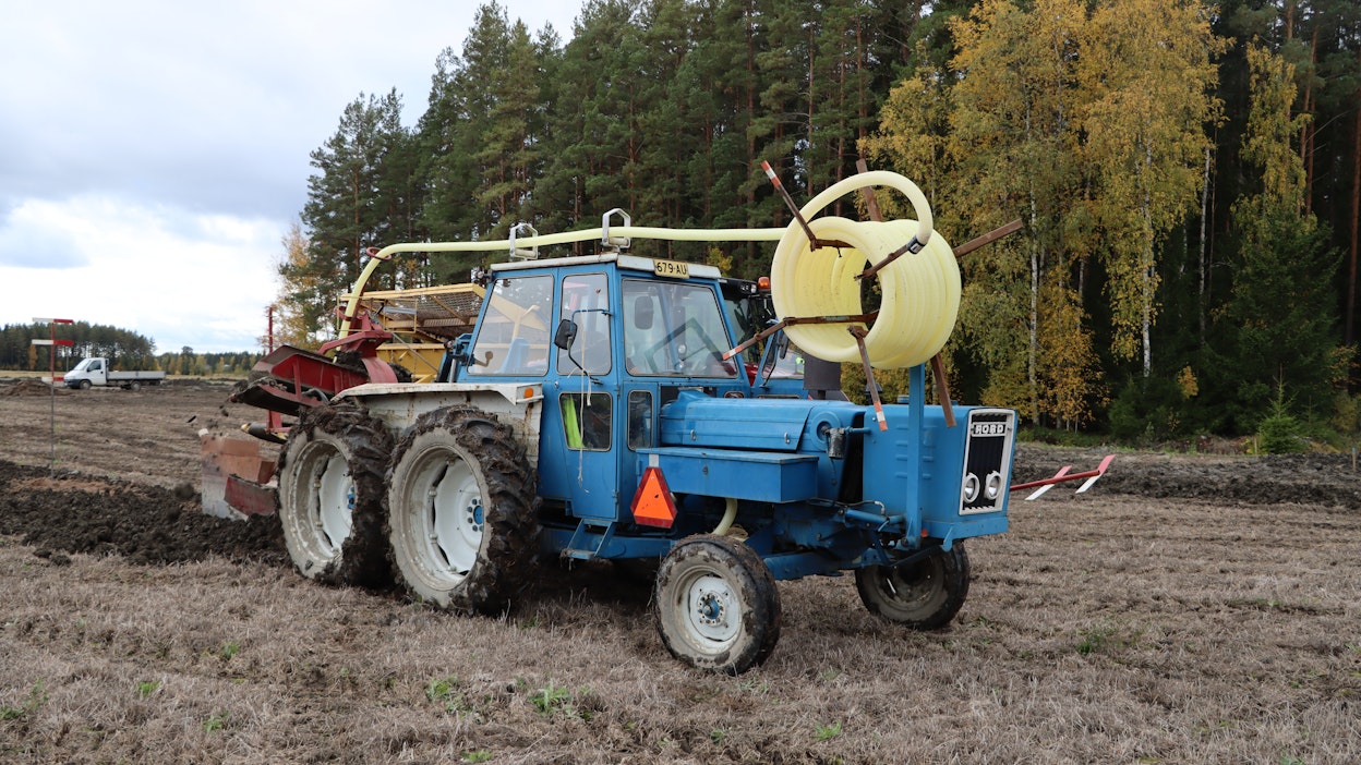 Koneen kummallakin puolella kaksi yhtä isoa takapyörää, jotka ovat molemmat vetäviä. Veto on toteutettu teknisesti yksinkertaisesti rullaketjulla. Tandem-akseli on todella kätevä varuste, koska kone kulkee vakaasti vanhojen sarkaojien yli, eikä uppoa pehmeissä kohdissa. Toisaalta tandem-akseli hankaloittaa kääntymistä kovalla alustalla.